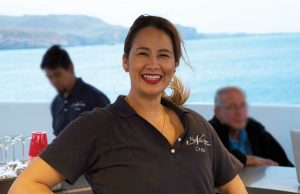 Hôtesse Laurentina accueille chaque invité à bord avec un grand sourire