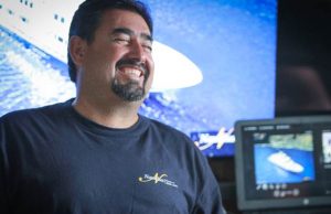 Le Divemaster Pedro est tout sourire alors qu'il accueille les invités à bord
